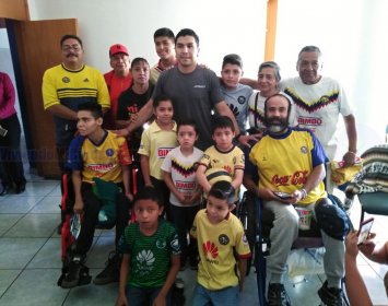 El exjugador americanista Salvador Cabañas visitando el CRI PROMOTÓN